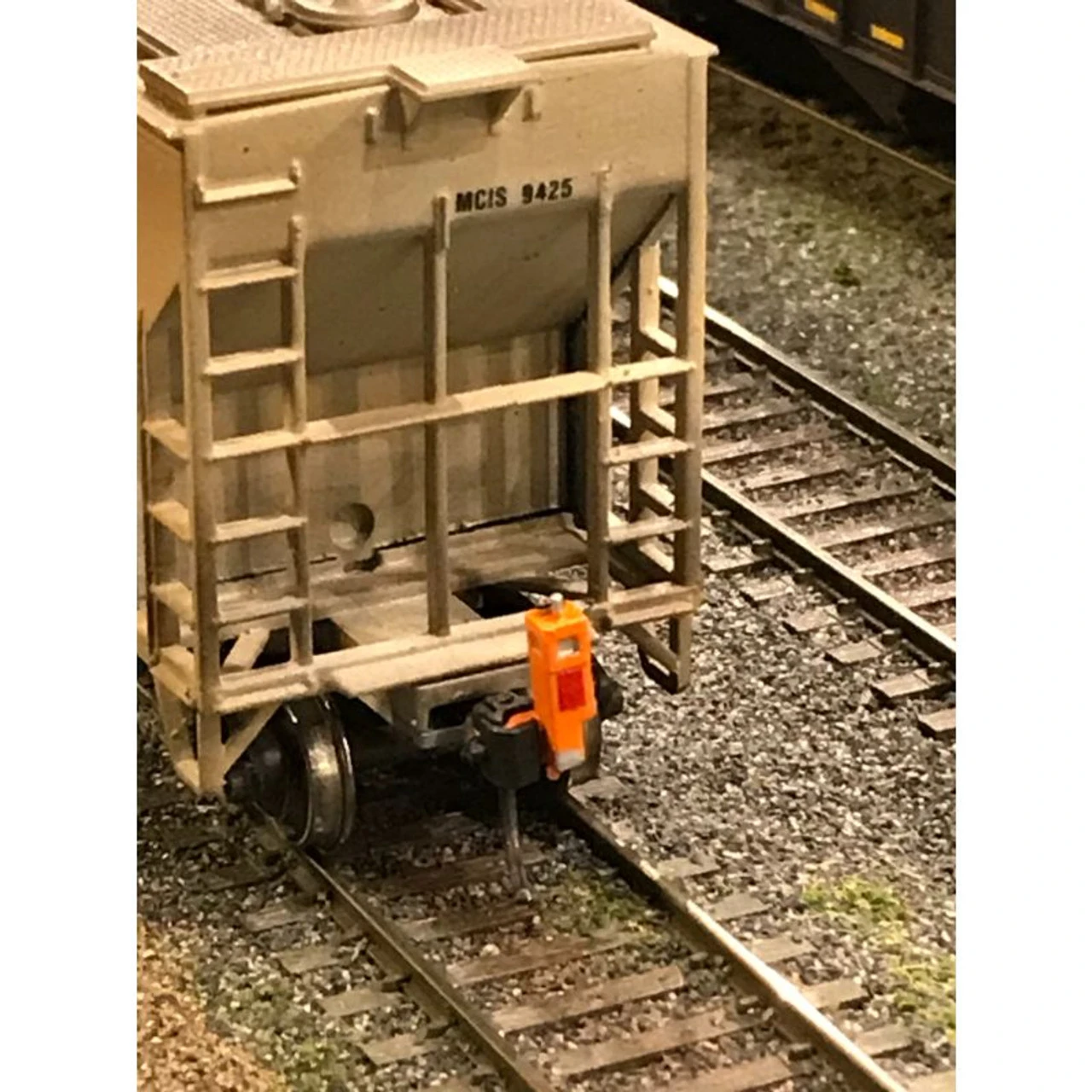 MACRail 901RT - End Of Train Device Regular Coupler 3 Pack - Orange - HO Scale 3 MACRail 901RT - End Of Train Device Regular Coupler 3 Pack - Orange - HO Scale